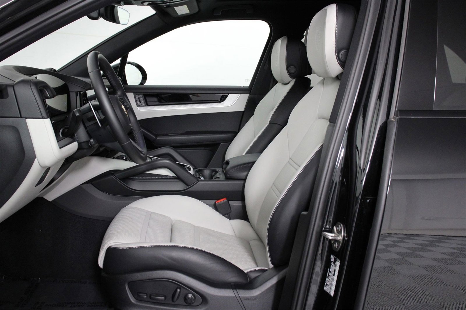 Used 2025 Porsche Cayenne S image 5