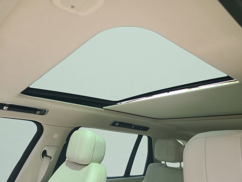 Used 2023 Land Rover Range Rover Long Wheelbase SE image 22