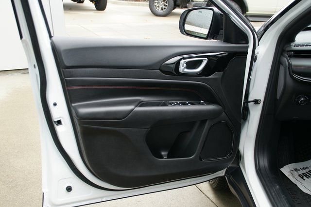 Used 2025 Jeep Compass Trailhawk image 12