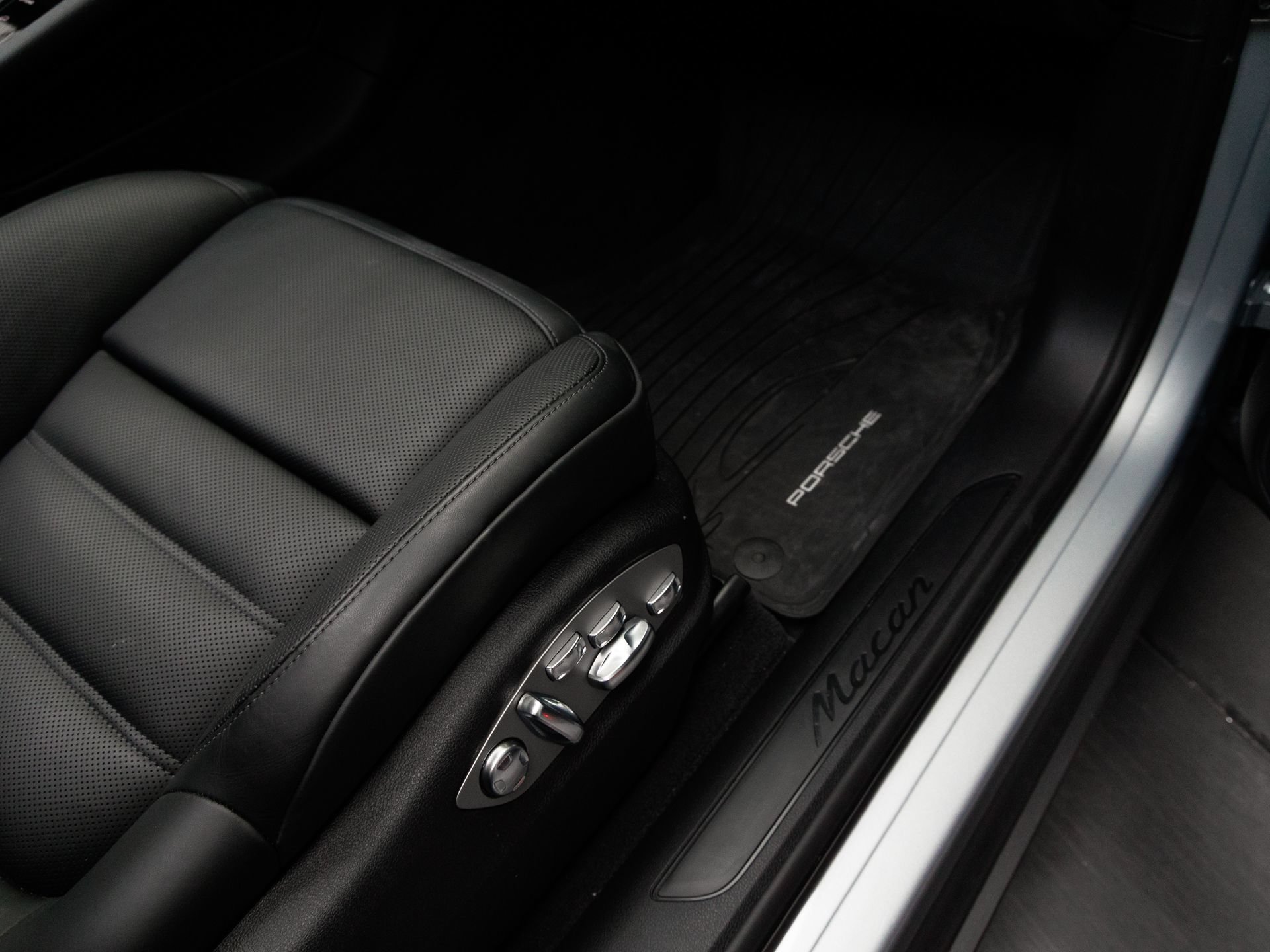 Certified 2026 Porsche Macan AWD/4WD image 36