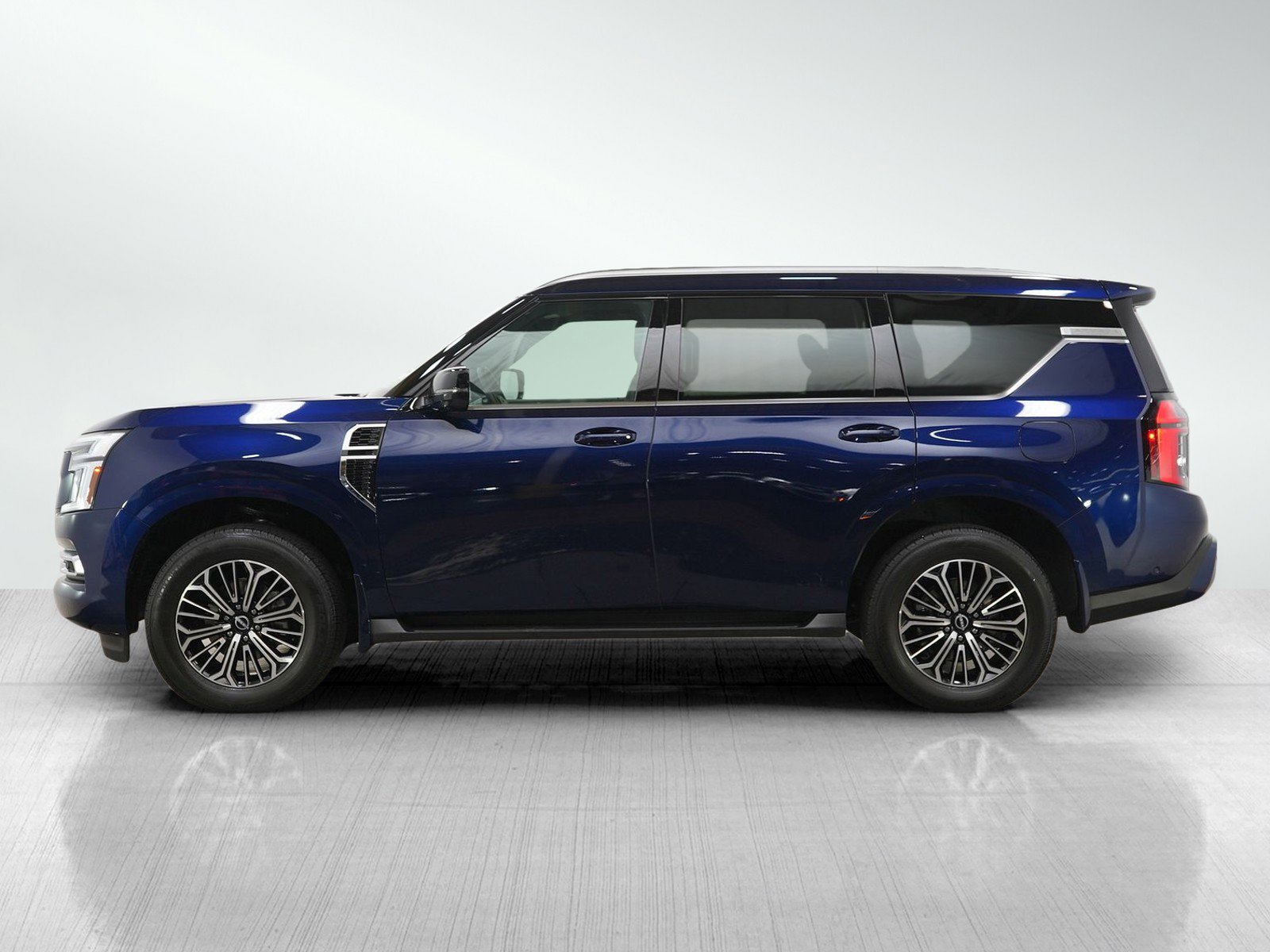 Used 2025 Nissan Armada SL AWD/4WD image 2