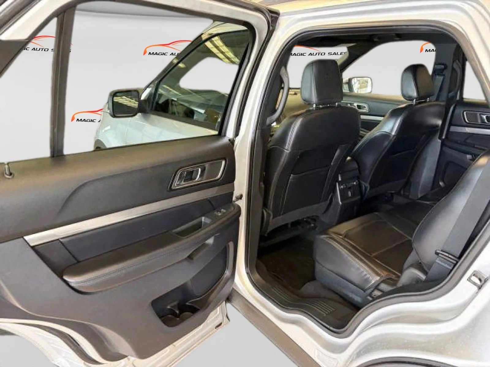 Used 2019 Ford Explorer XLT w/ Equipment Group 202A image 10