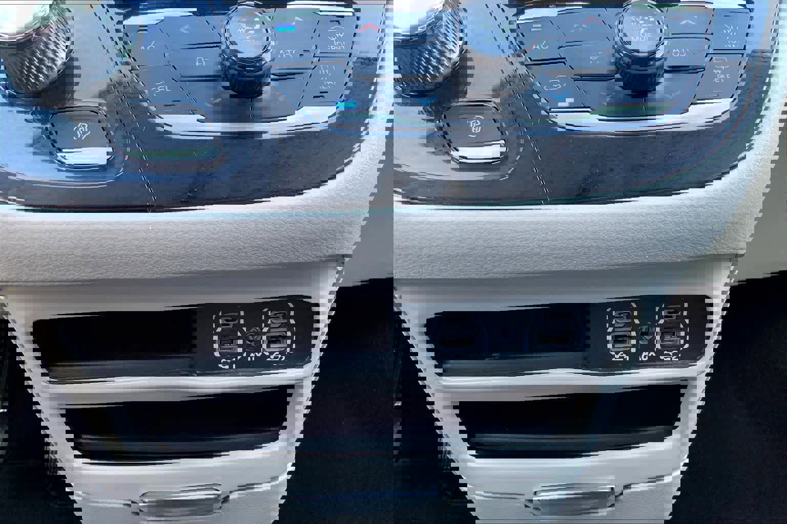 Used 2024 Chrysler Pacifica Touring-L FWD image 35