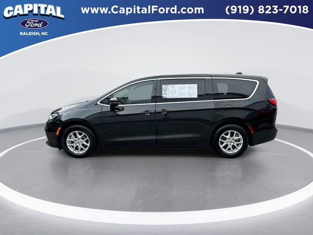 Used 2023 Chrysler Pacifica Touring-L FWD image 5