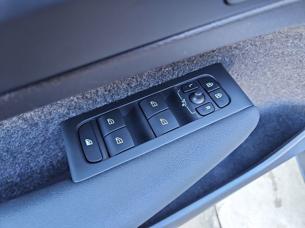 Used 2024 Volvo XC40 B5 Plus w/ Climate Package image 25