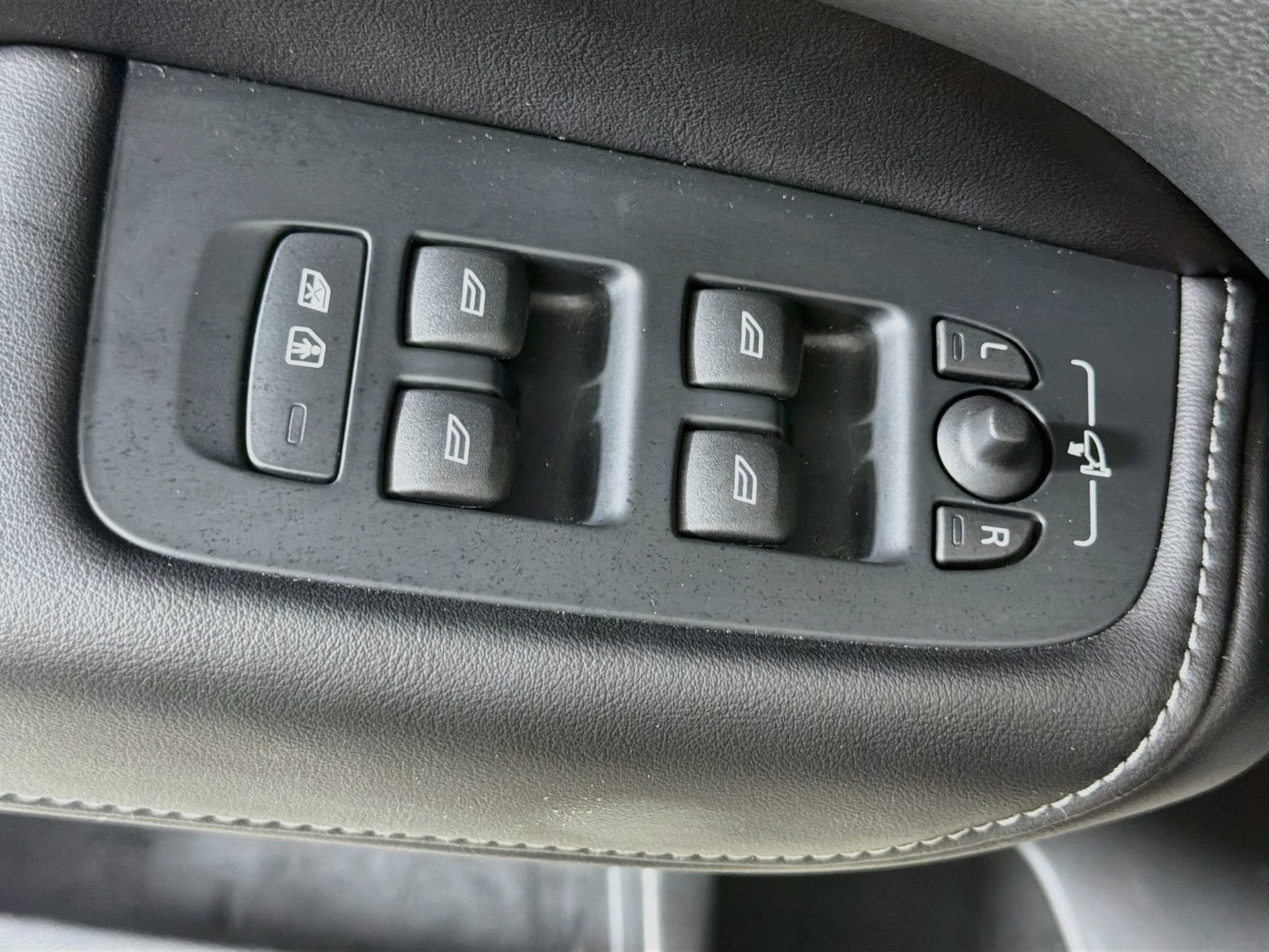 Used 2024 Volvo XC60 B5 Ultimate AWD/4WD image 18