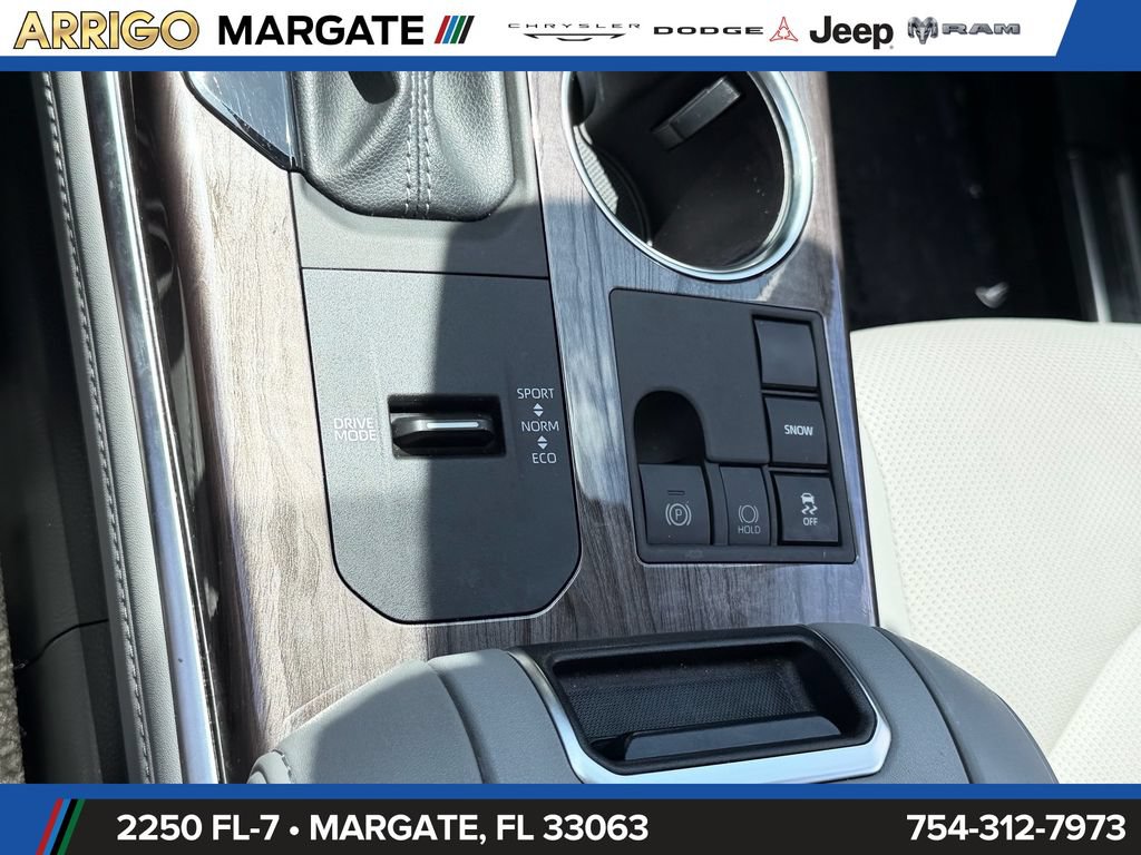 Used 2024 Toyota Highlander Platinum FWD image 32