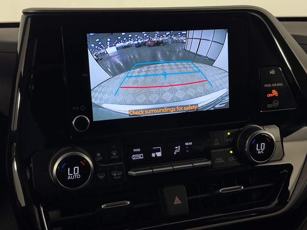 Used 2025 Toyota Highlander LE FWD image 17