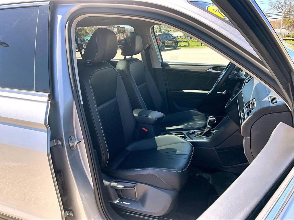 Used 2024 Volkswagen Tiguan SE AWD/4WD image 11