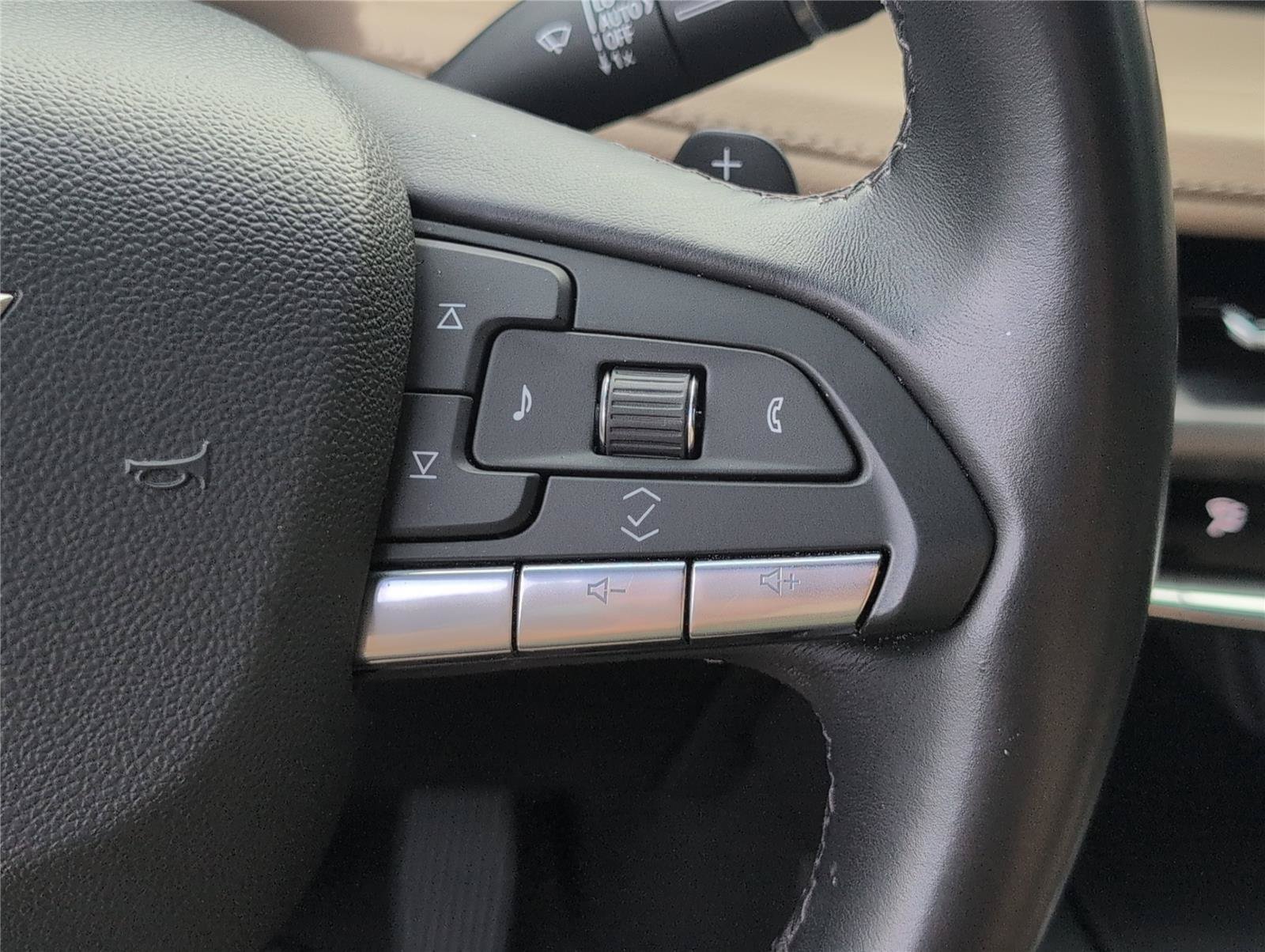 Used 2025 Cadillac XT4 Premium Luxury FWD image 25