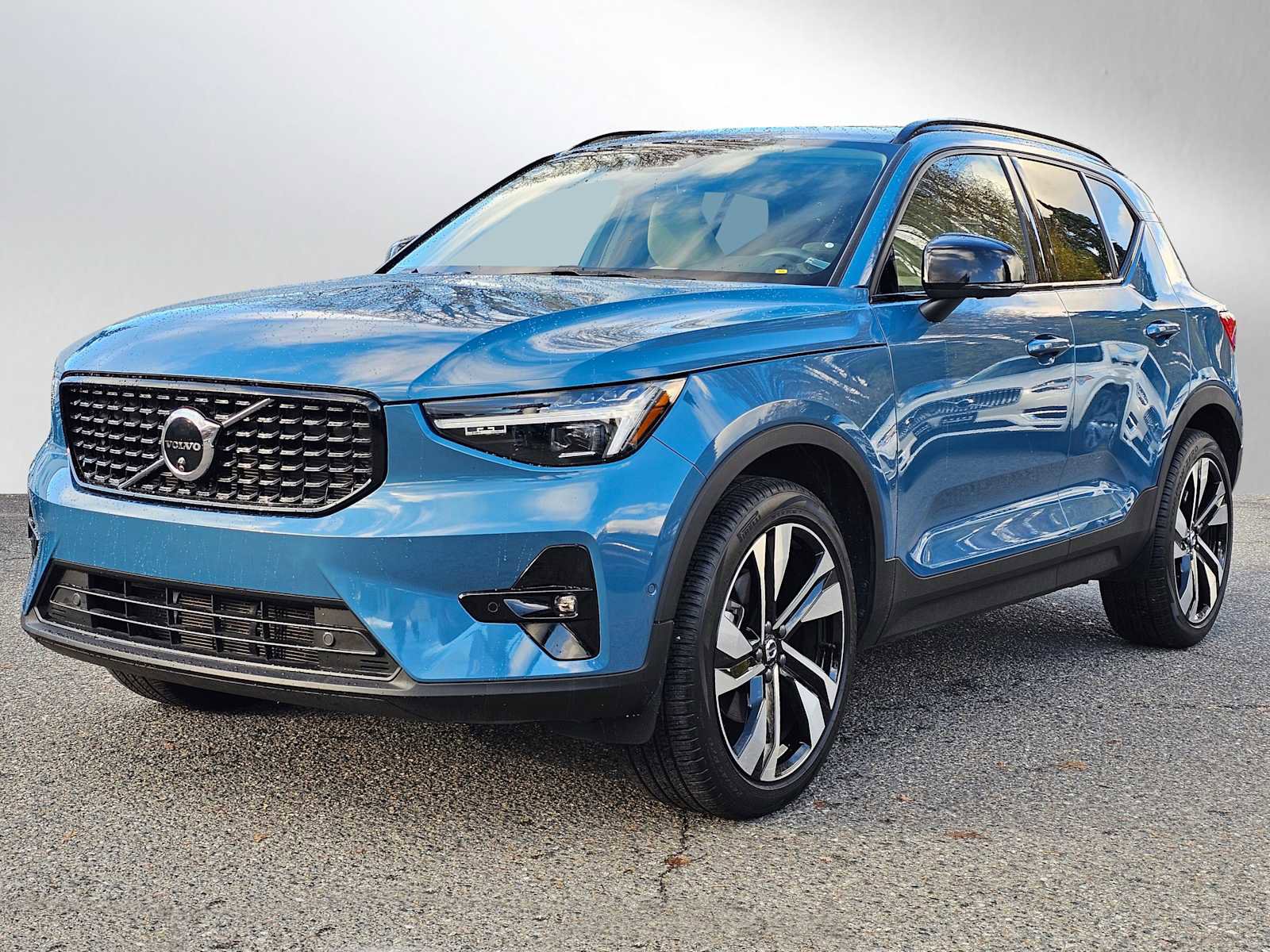 Certified 2024 Volvo XC40 B5 Plus w/ Protection Package Premier image 3