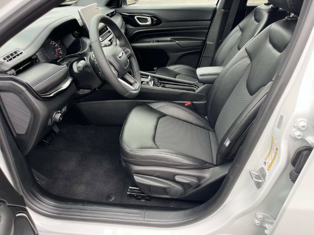 Used 2026 Jeep Compass Latitude AWD/4WD image 26