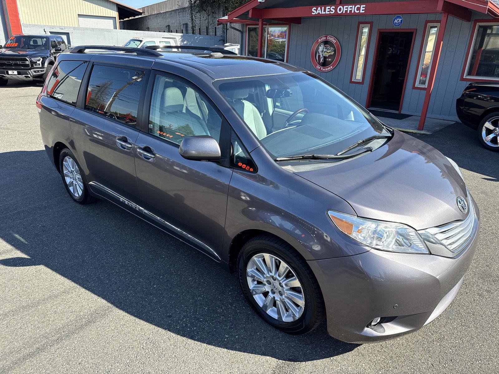 Used 2011 Toyota Sienna Limited image 4