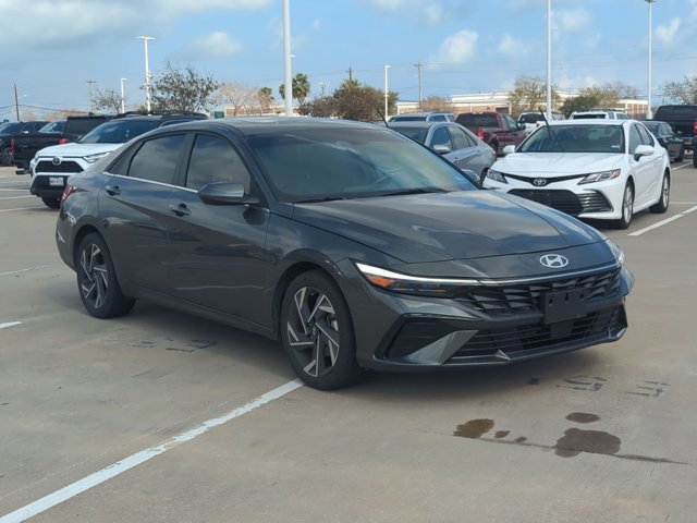 Used 2025 Hyundai Elantra SEL image 3