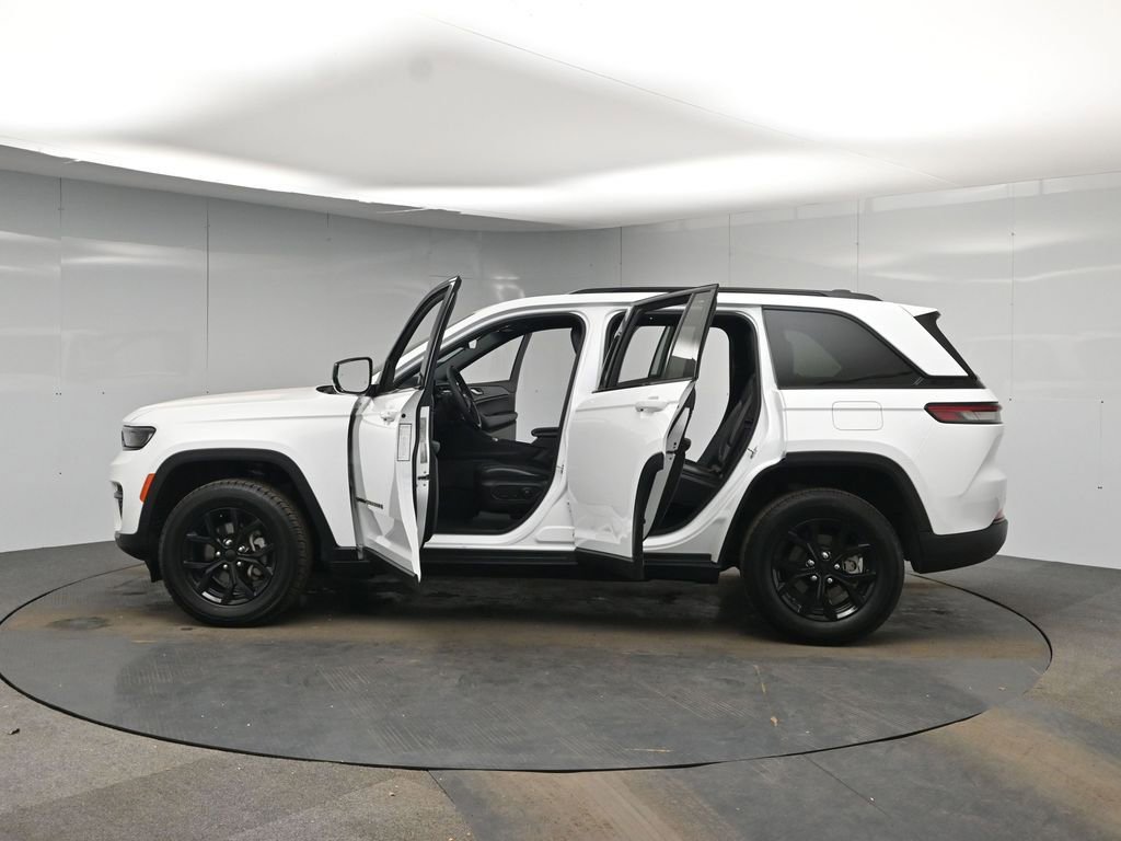 Used 2025 Jeep Grand Cherokee Altitude AWD/4WD image 49