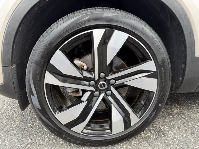 Certified 2023 Volvo XC40 B5 Plus w/ Driver Assist Package image 17