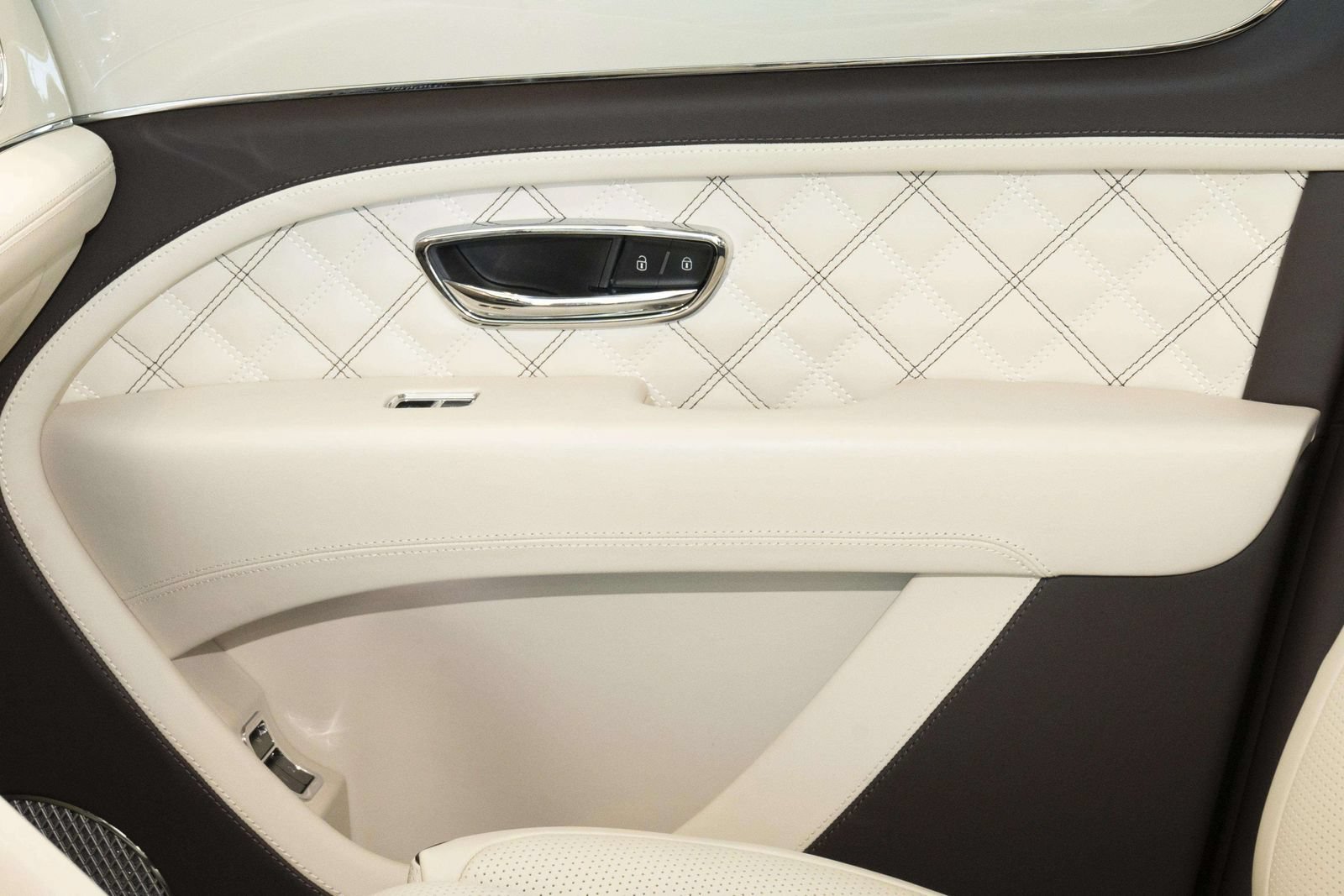 Used 2022 Bentley Bentayga AWD/4WD image 16