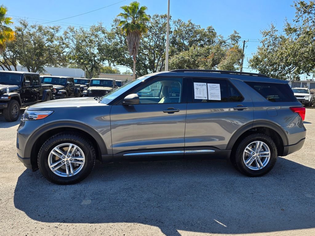 Used 2022 Ford Explorer XLT image 3