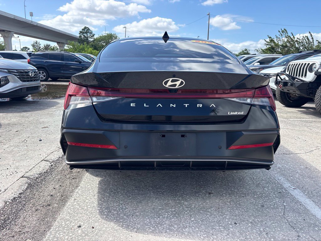 Used 2024 Hyundai Elantra Limited FWD image 4