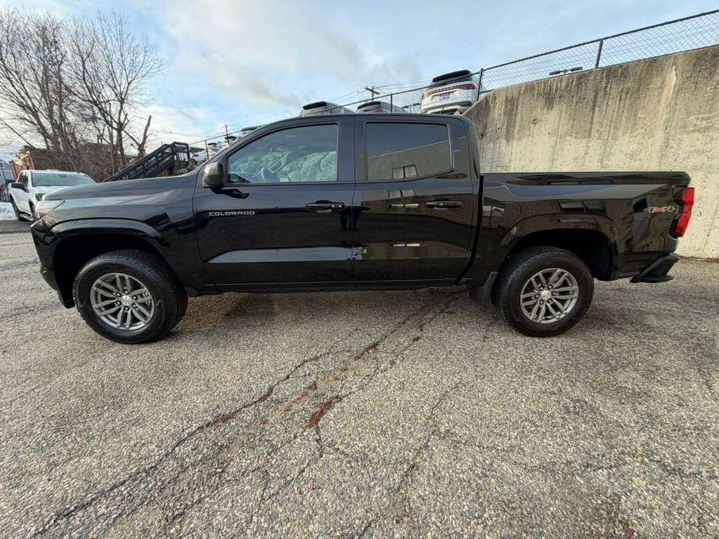 Used 2023 Chevrolet Colorado LT image 2