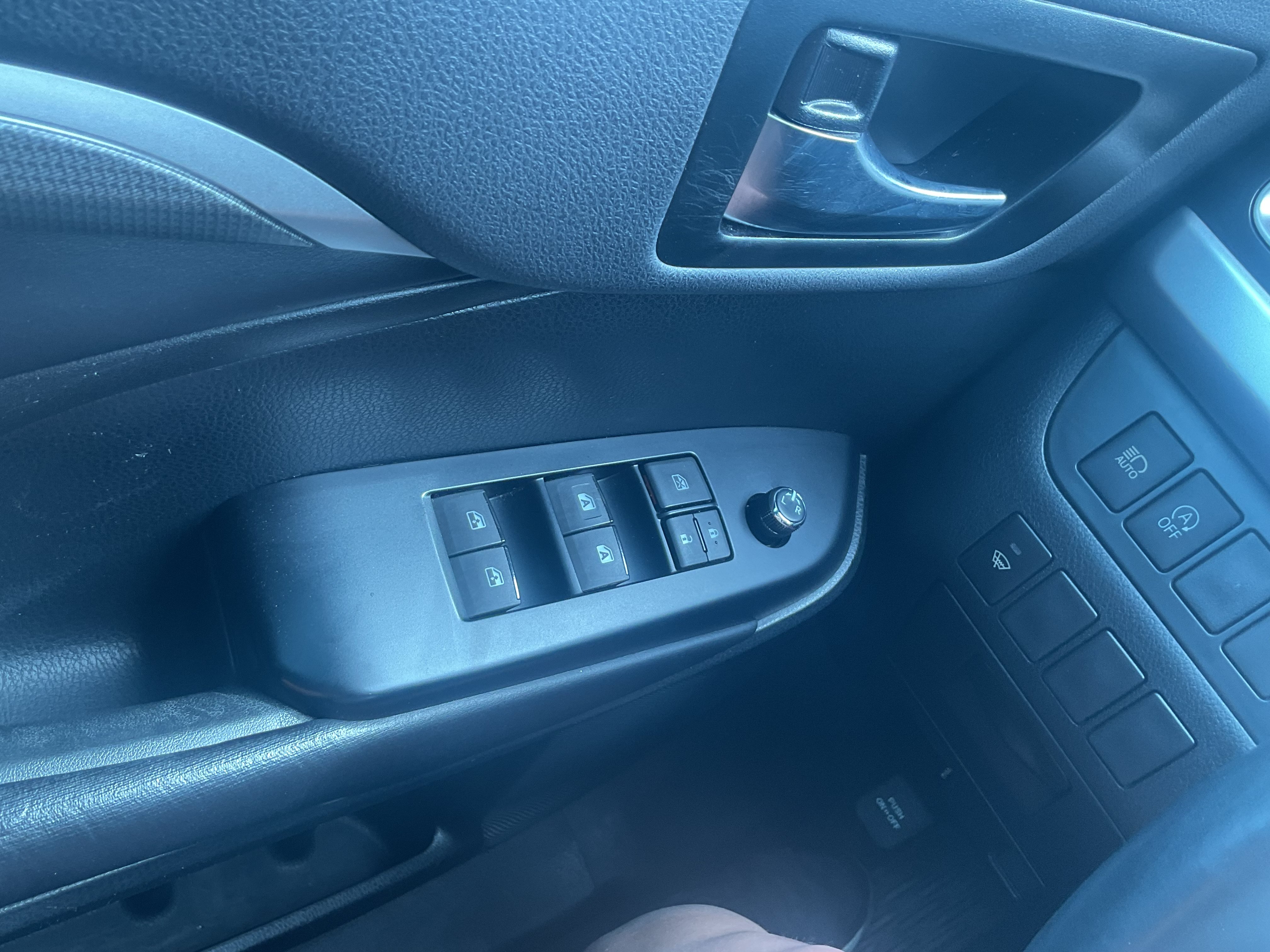 Used 2019 Toyota Highlander SE AWD/4WD image 16