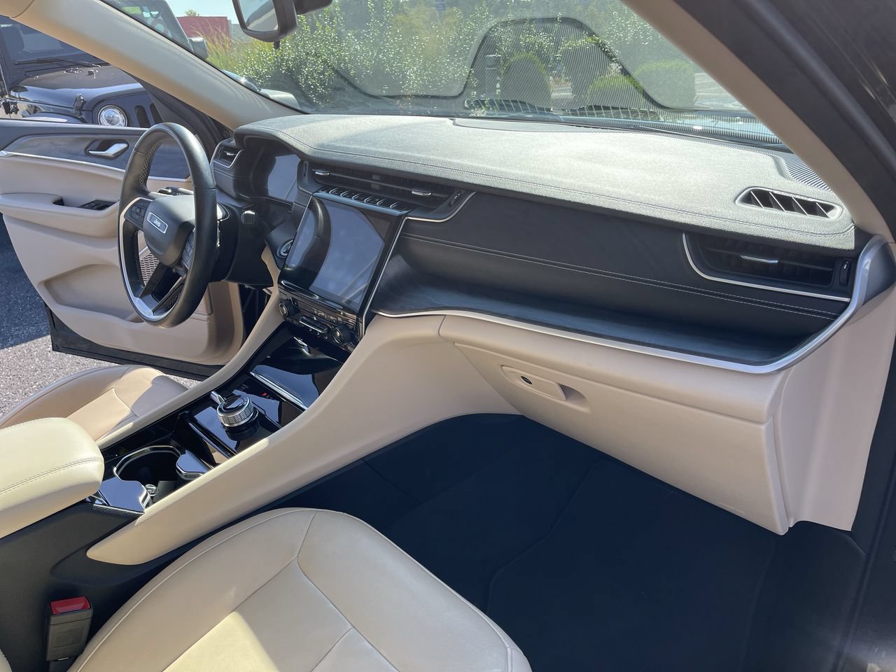 Used 2022 Jeep Grand Cherokee L Limited AWD/4WD image 29