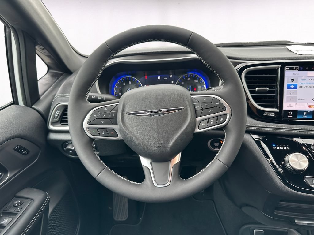 New 2025 Chrysler Pacifica Select FWD image 12