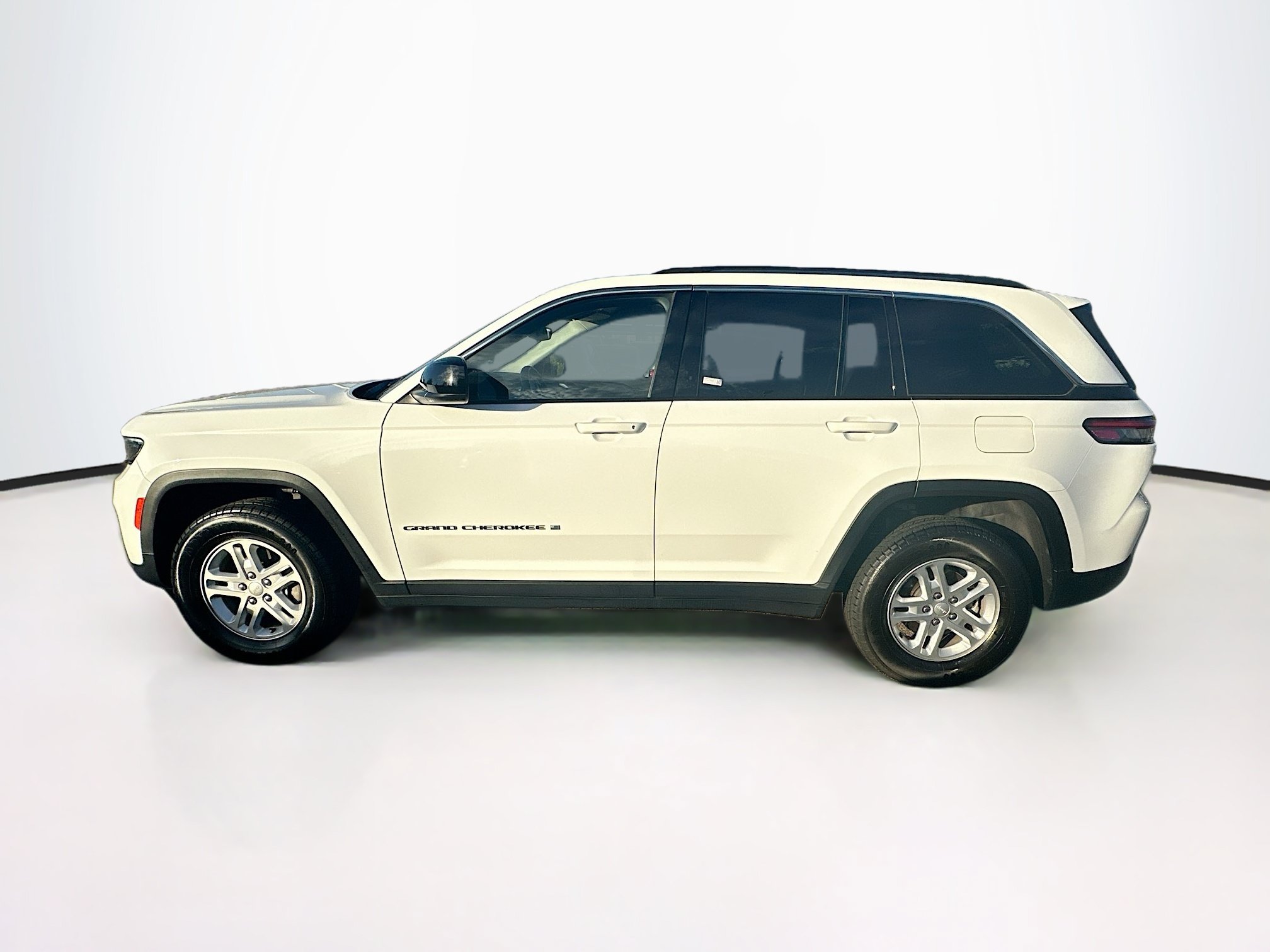 Used 2022 Jeep Grand Cherokee Laredo AWD/4WD image 4