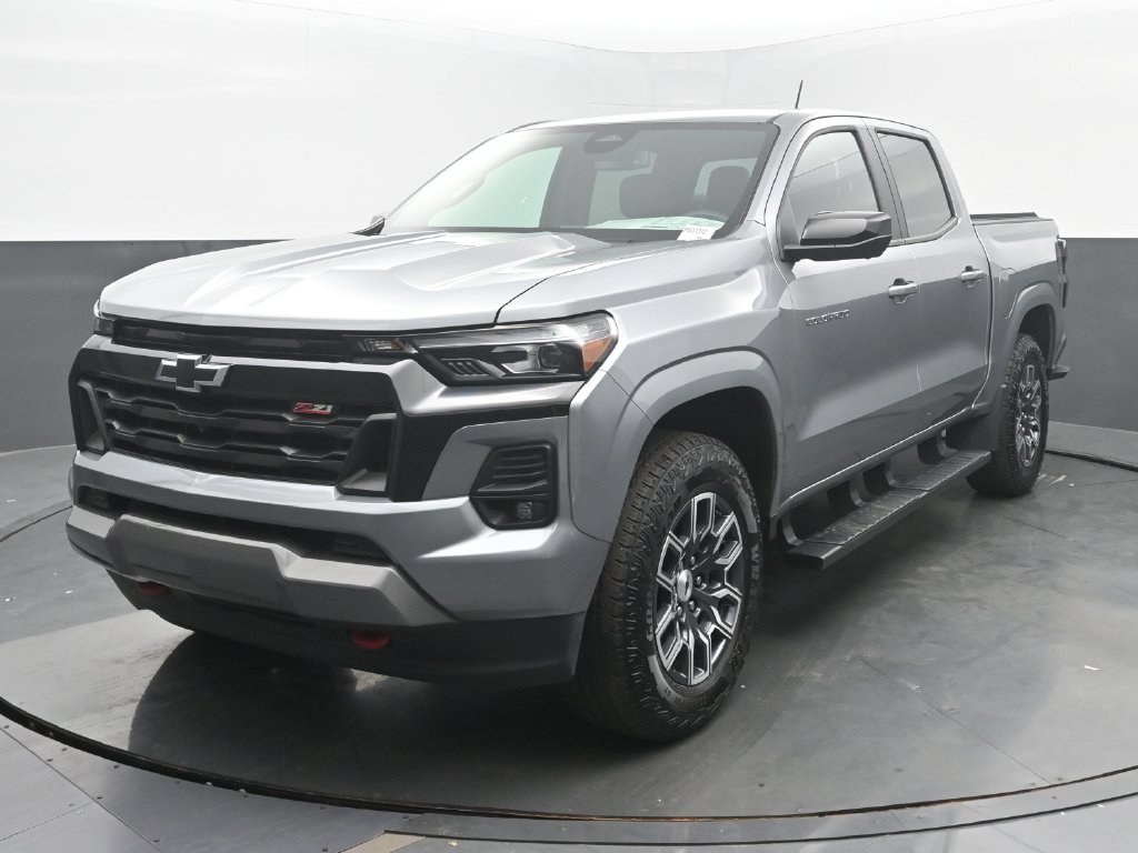 Used 2025 Chevrolet Colorado Z71 w/ Technology Package AWD/4WD image 1