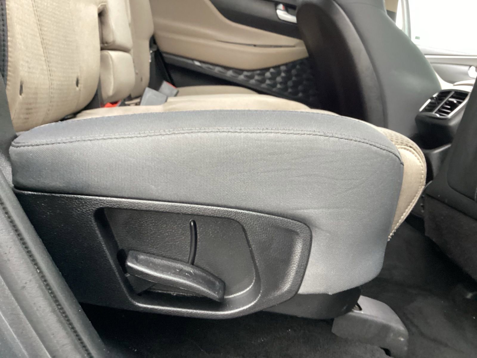 Used 2020 Hyundai Santa Fe SE image 21