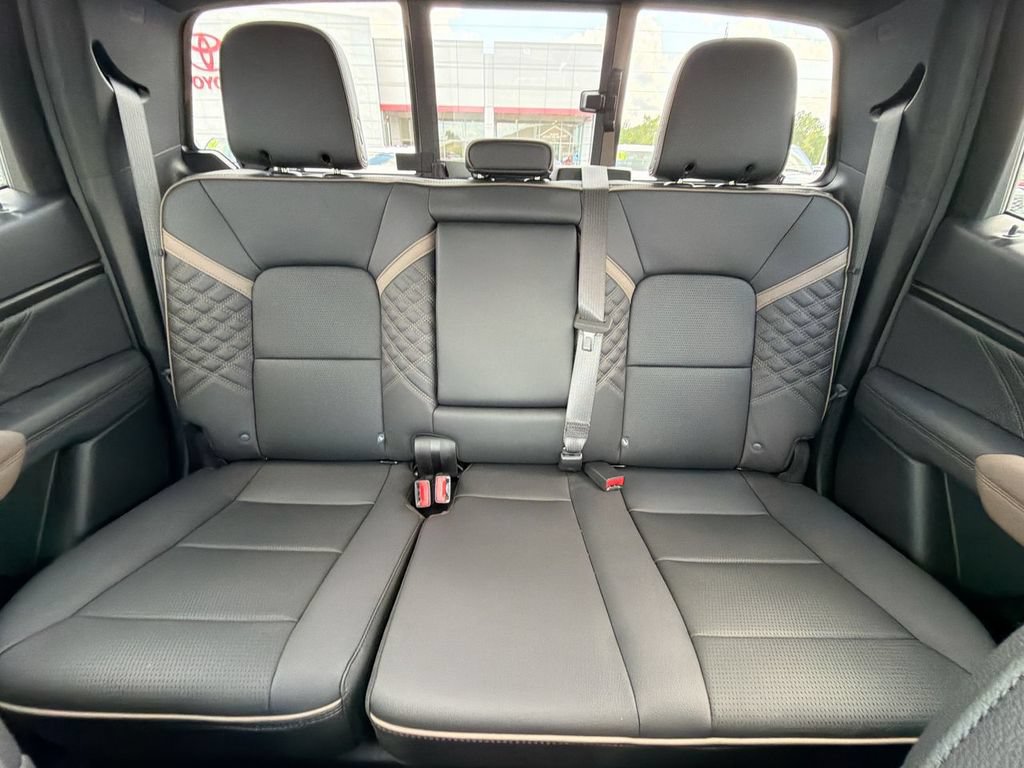 Used 2025 GMC Canyon Denali AWD/4WD image 13