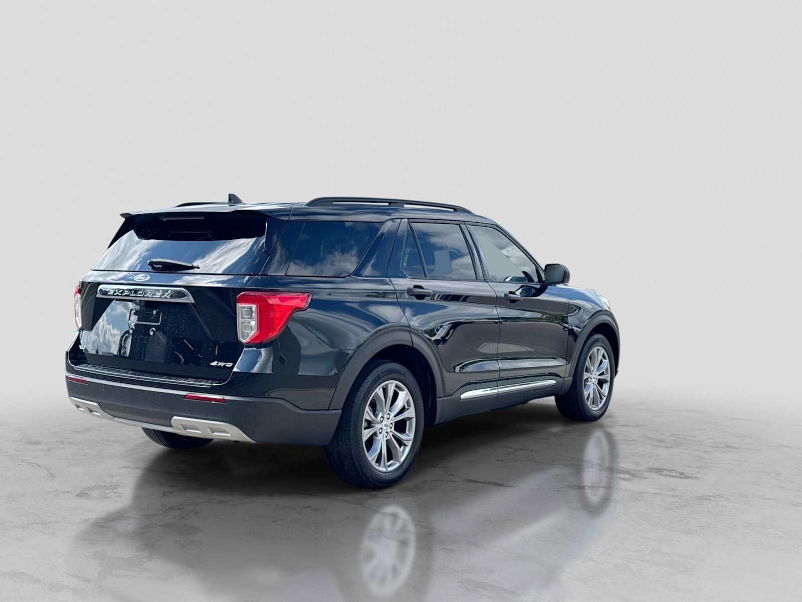 Used 2022 Ford Explorer XLT w/ Equipment Group 202A AWD/4WD image 6