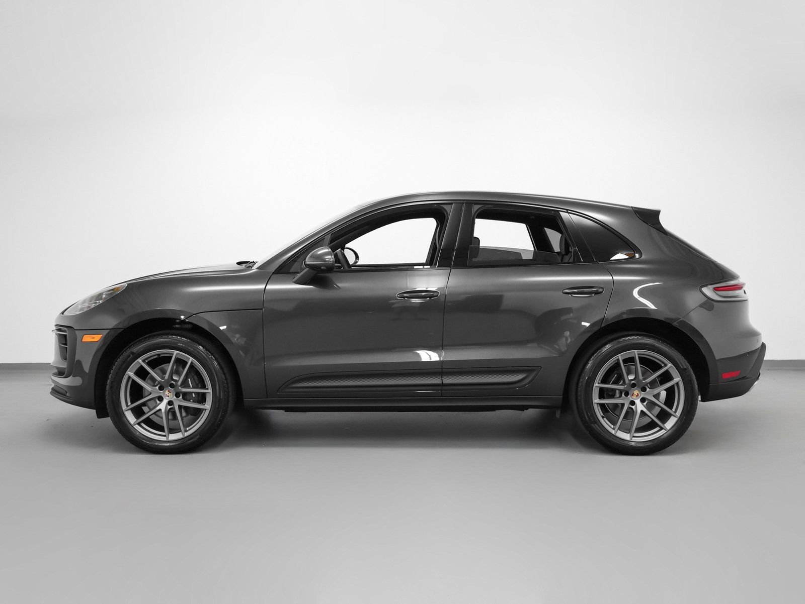 Certified 2025 Porsche Macan image 2