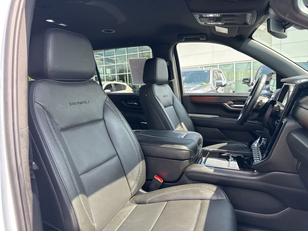 Used 2025 GMC Yukon XL Denali AWD/4WD image 21
