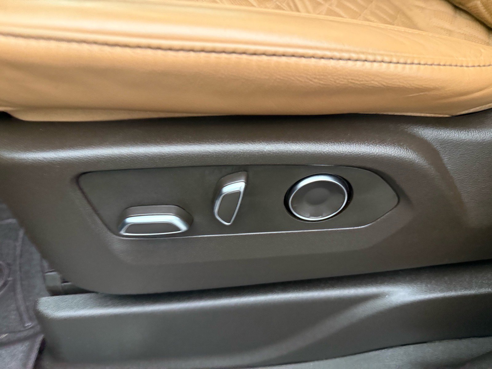 Used 2023 Cadillac Escalade Premium Luxury w/ Performance Package image 20