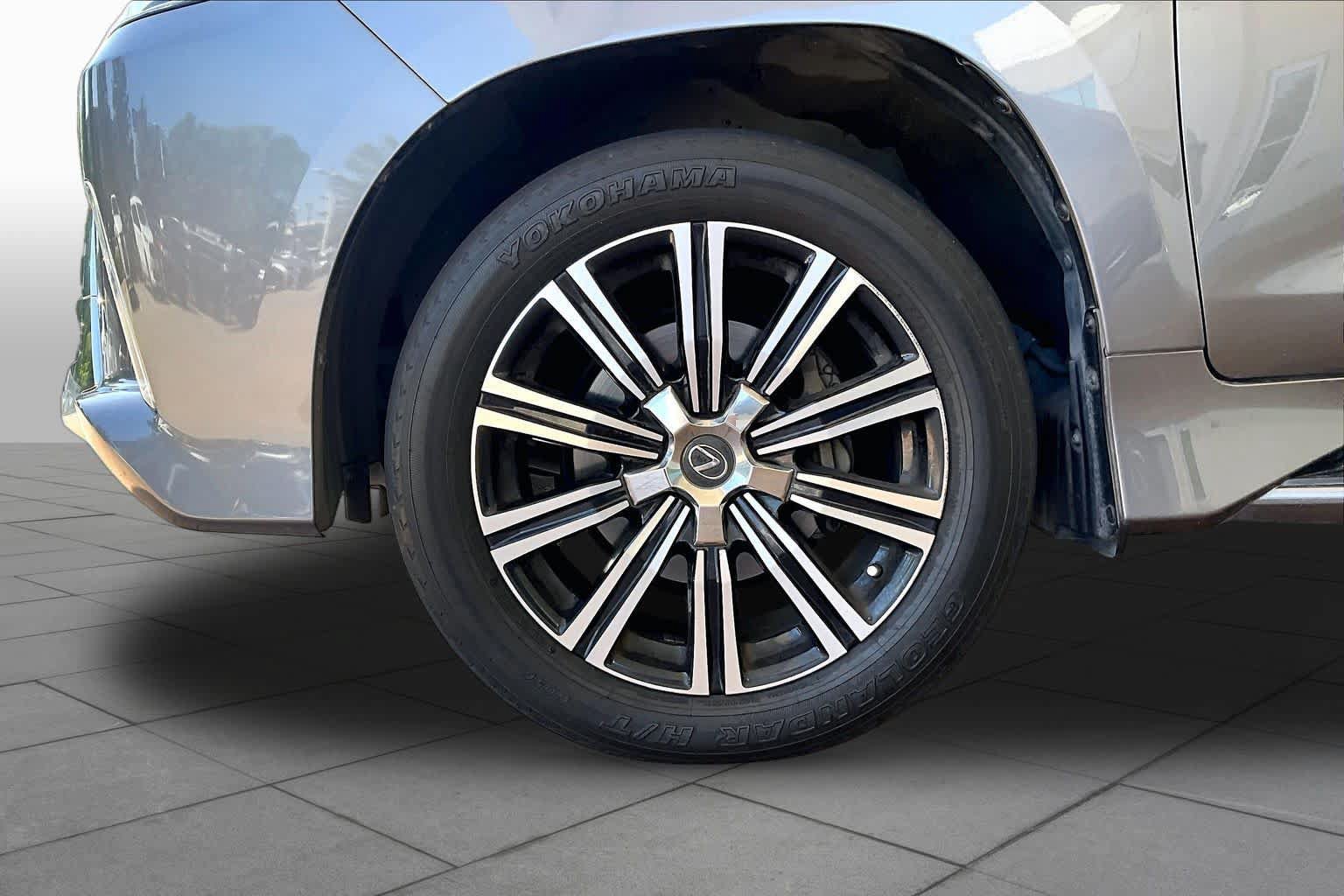 Used 2019 Lexus LX 570 4WD w/ Luxury Package image 9