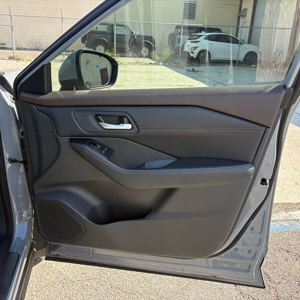 Used 2022 Nissan Rogue SL w/ SL Premium Package image 18