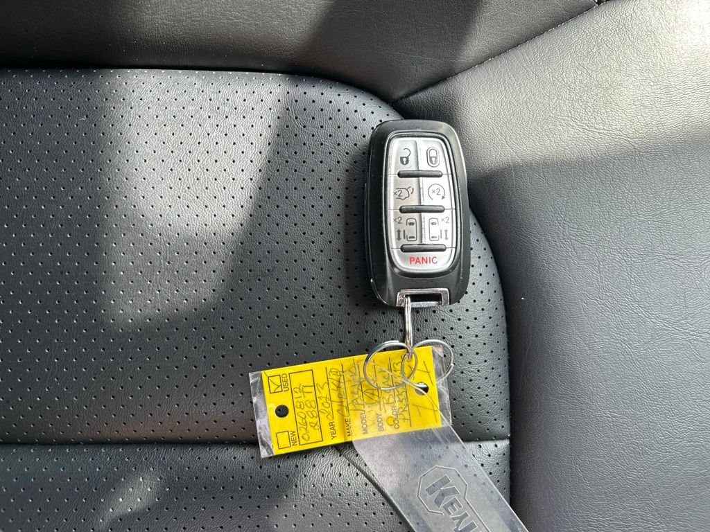 Used 2023 Chrysler Pacifica Touring-L FWD image 30