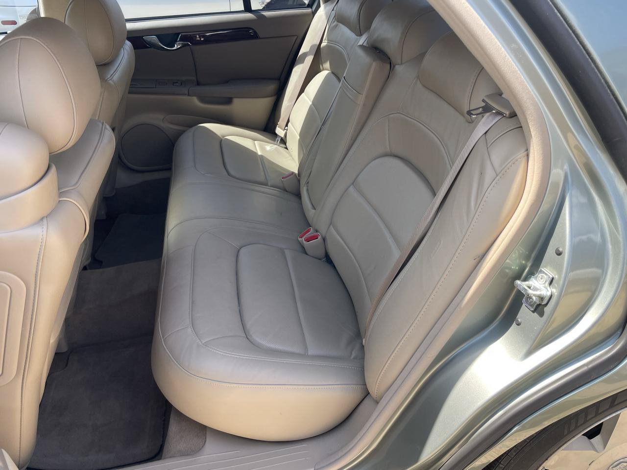 Used 2005 Cadillac De Ville DTS w/ Equipment Group FWD image 33
