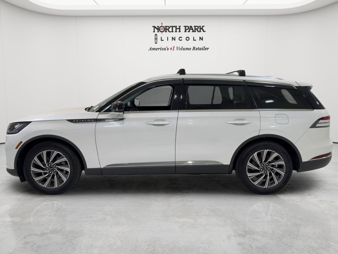 Used 2026 Lincoln Aviator 2WD image 2