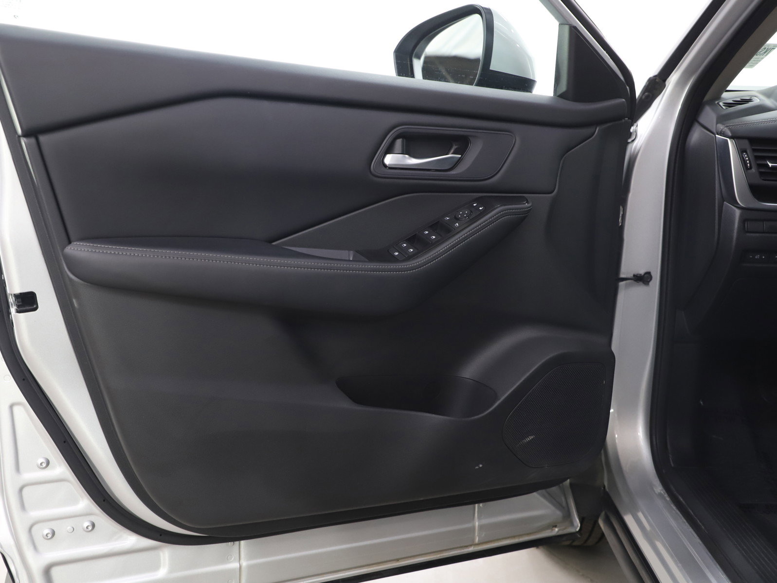 Used 2025 Nissan Rogue SV image 19