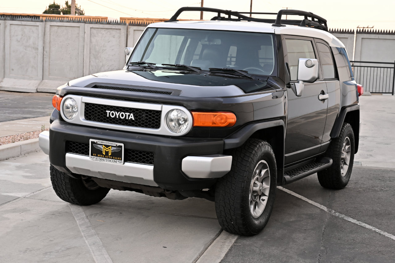 Used 2011 Toyota FJ Cruiser 4WD w/ Convenience Pkg image 3