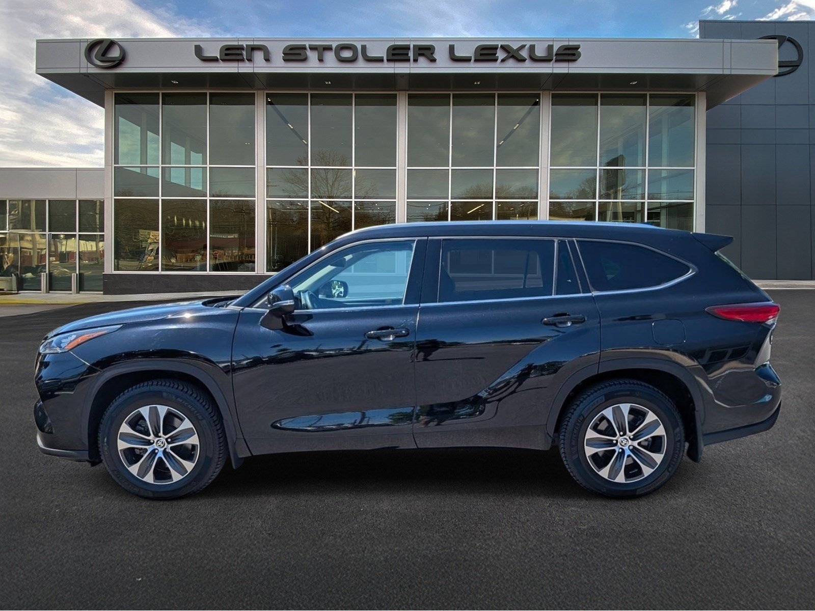 Used 2020 Toyota Highlander XLE AWD/4WD image 6