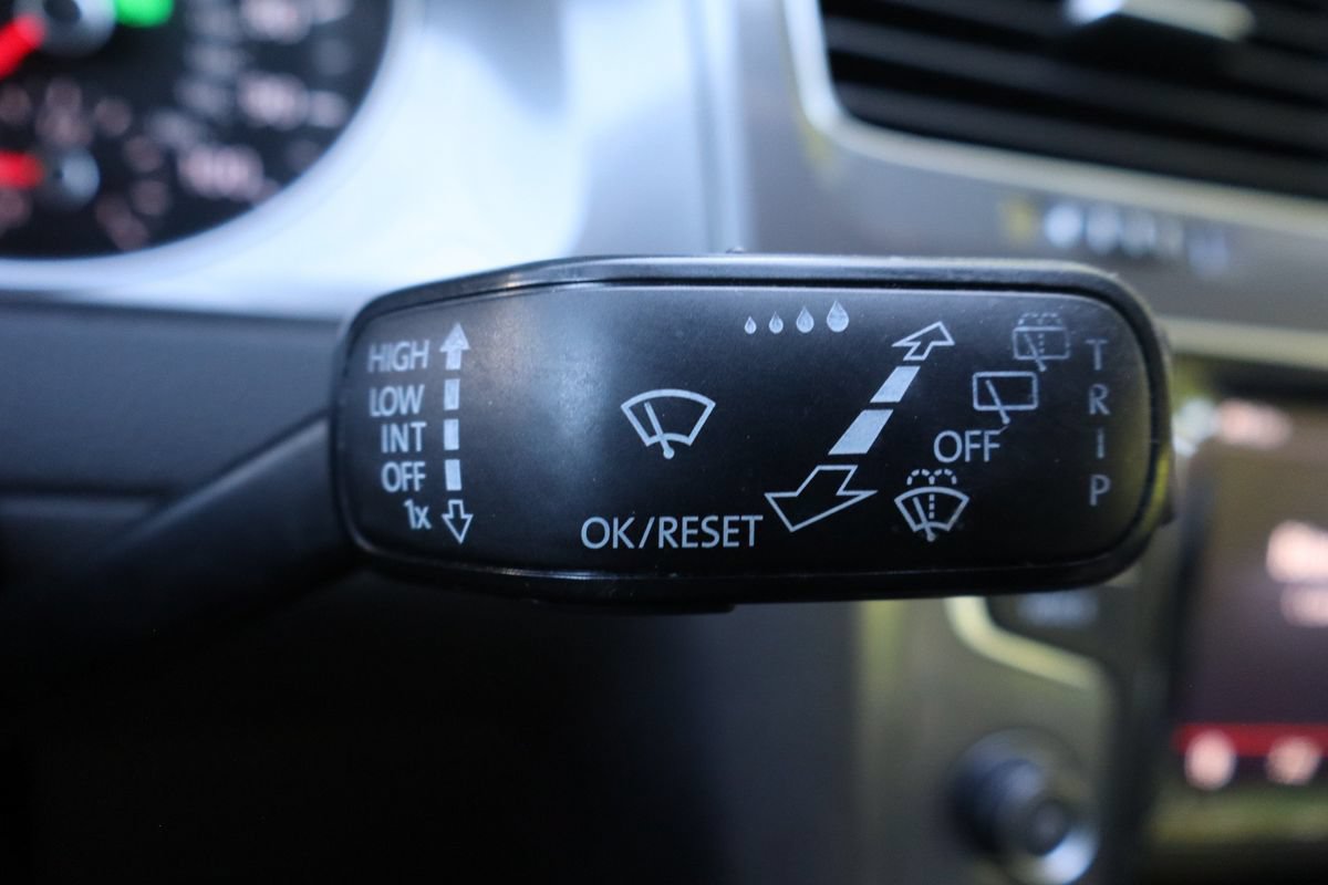 Used 2015 Volkswagen e-Golf Limited Edition FWD image 30