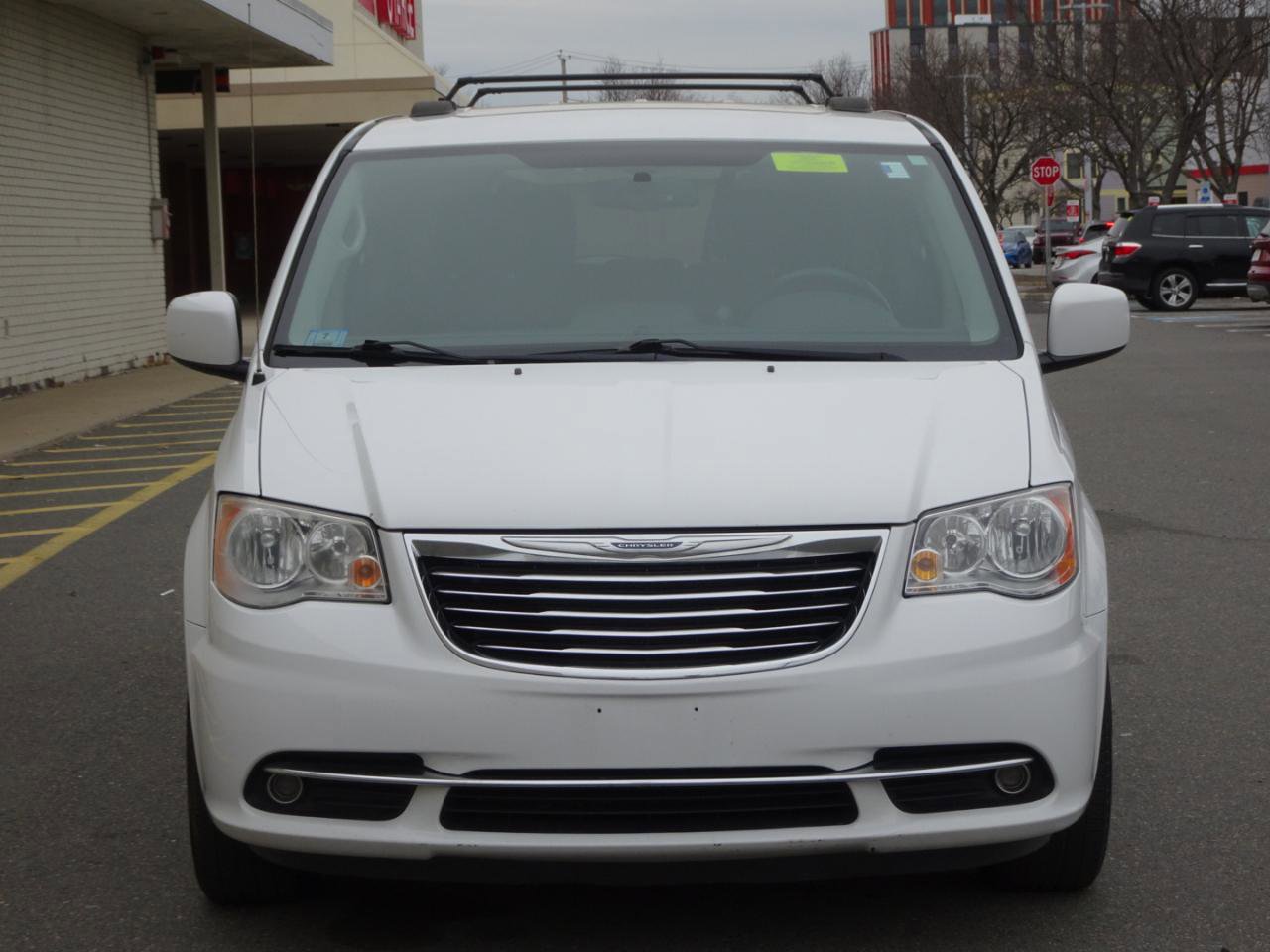 Used 2016 Chrysler Town & Country Touring w/ Driver Convenience Group image 2