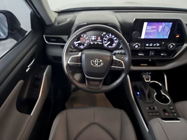 Used 2023 Toyota Highlander XLE AWD/4WD image 13