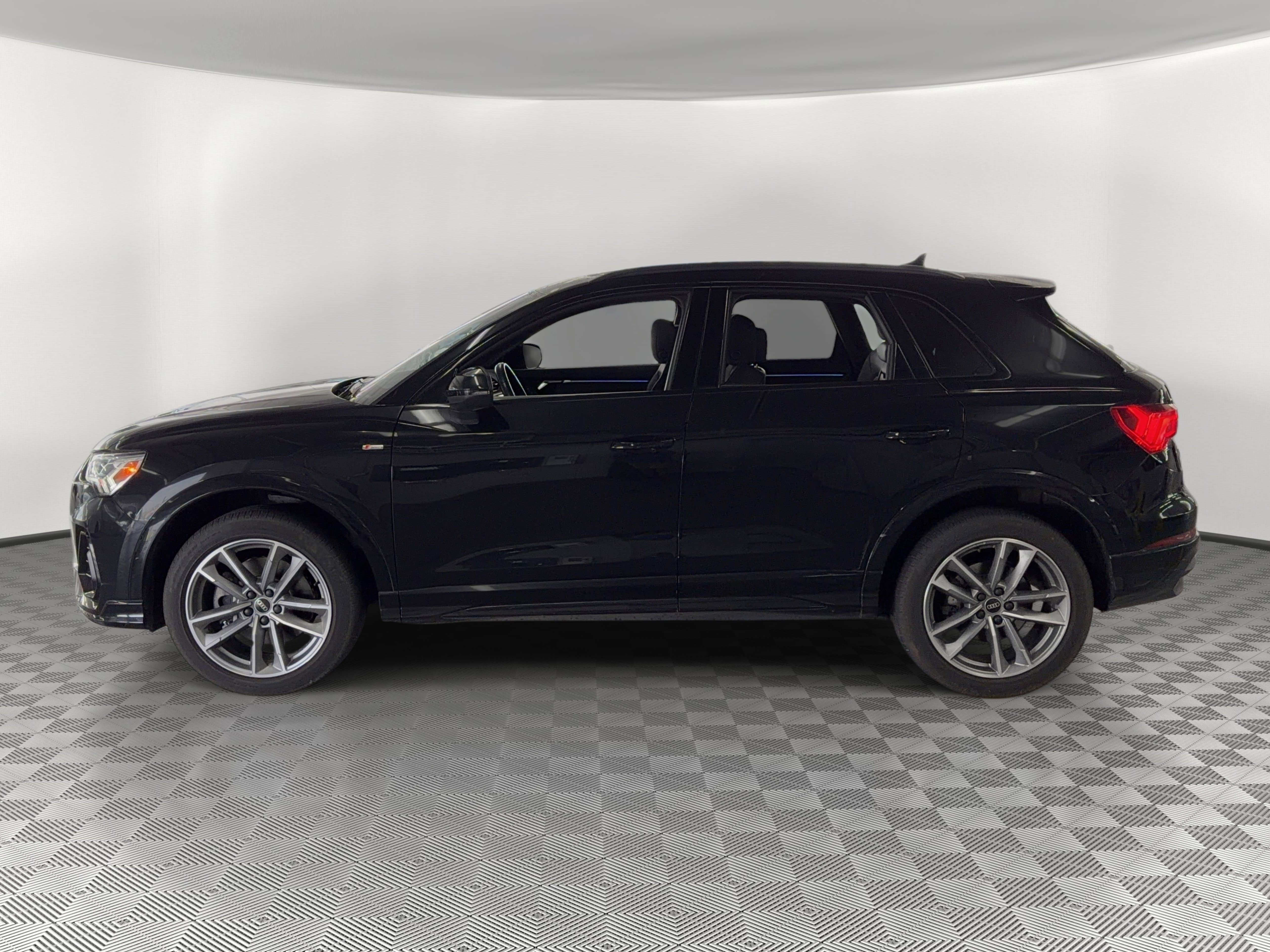 Certified 2024 Audi Q3 2.0T Premium Plus w/ Premium Plus Package image 2