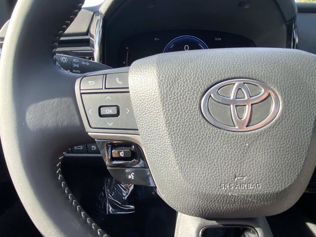 Used 2025 Toyota Camry SE w/ Convenience Package FWD image 31