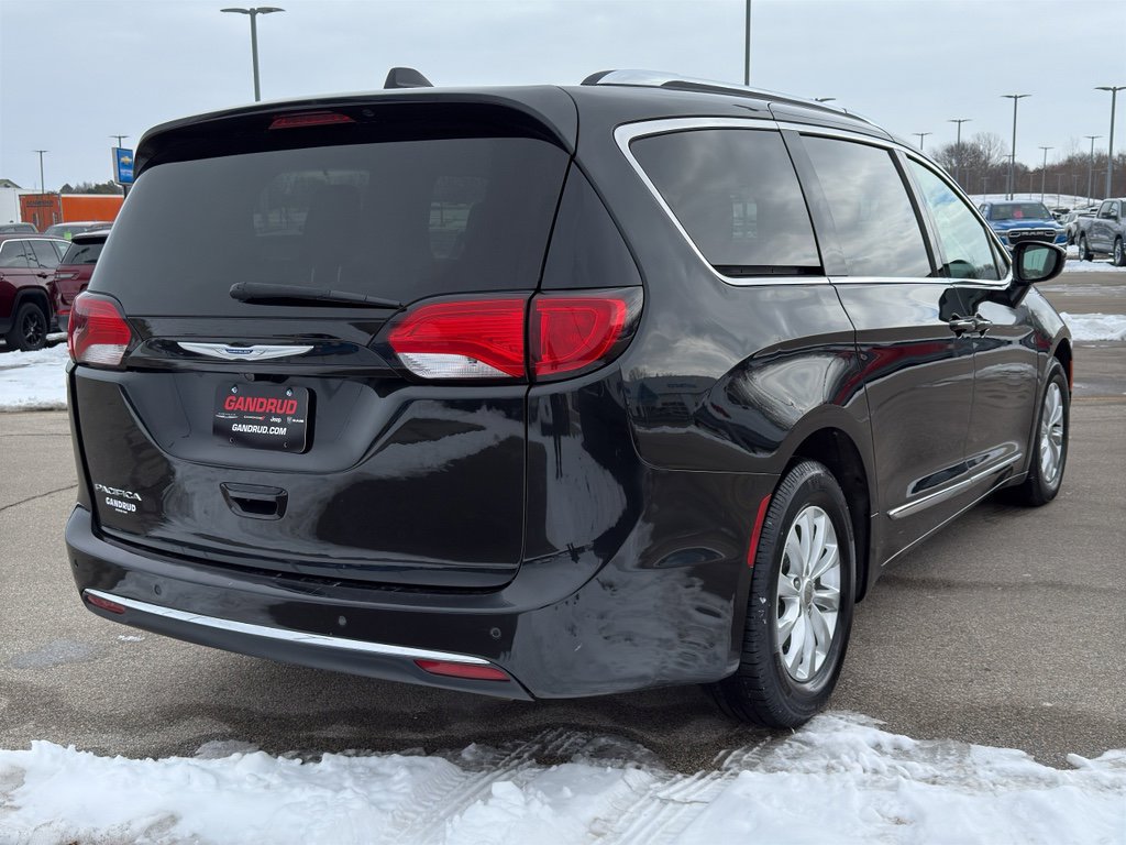 Used 2018 Chrysler Pacifica Touring-L image 5