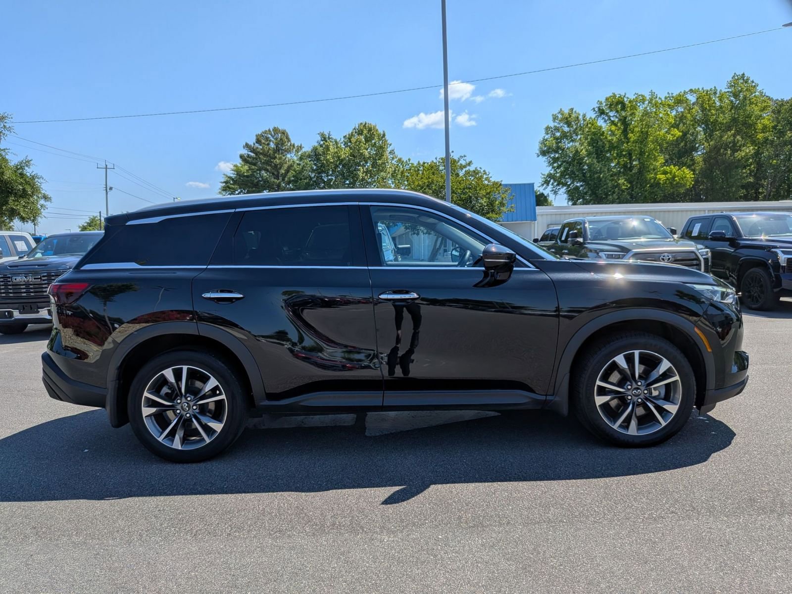 Used 2023 INFINITI QX60 Luxe w/ Cargo Package AWD/4WD image 2